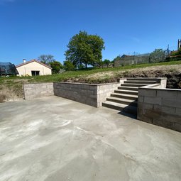 terrasse extérieure en béton aménagement jardin